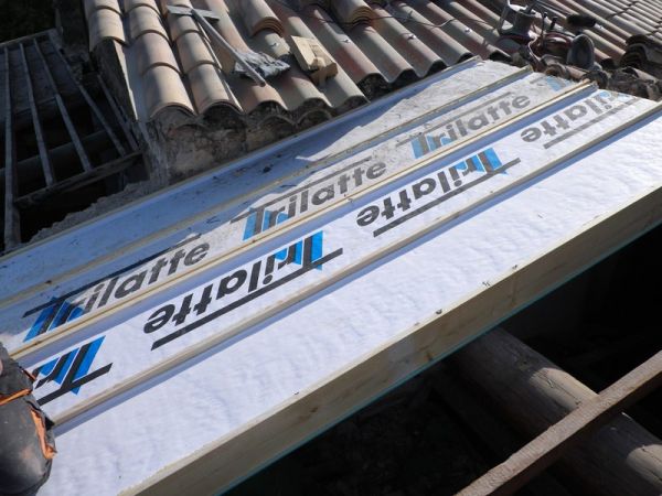 pose del 'isolation en panneaux sandwichs à Gemenos